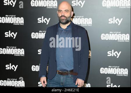 Rom, Italien. November 2021. Roberto Saviano nimmt an der Fotoserie Gomorra stagione finale im Brancacio Theater Teil. Kredit: SOPA Images Limited/Alamy Live Nachrichten Stockfoto