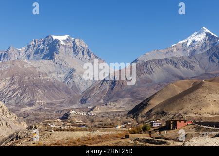 Yakwakang und Khatungkang Berge. Thorung La Pass. Blick vom Dorf Kagbeni. Mustang District, Nepal Stockfoto