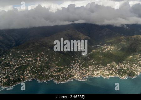 Bogliasco Dorf genua Luftaufnahme vor der Landung auf bewölktem Tagespanorama Stockfoto