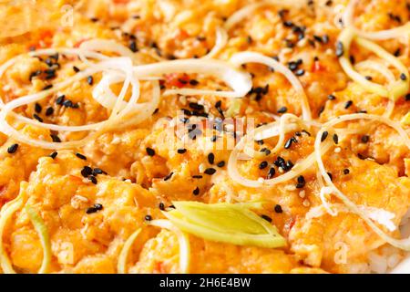 Gebackene Brötchen aus nächster Nähe. Gekochtes Sushi. Hochwertige Fotos Stockfoto