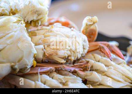 Nahaufnahme frisch gestreamte Krabben ist bereit, auf dem lokalen Restauranttisch zu essen. Stockfoto