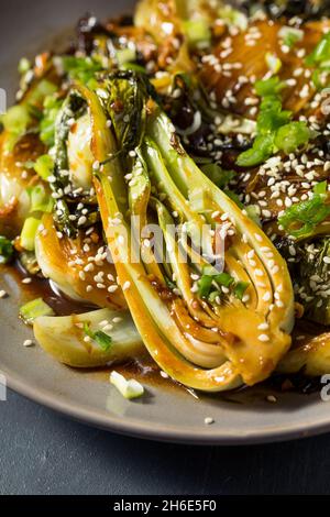 Hausgemachte asiatische Sauter-Soja-Baby-Bok-Choy mit Sesamsamen Stockfoto