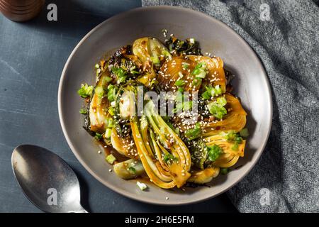 Hausgemachte asiatische Sauter-Soja-Baby-Bok-Choy mit Sesamsamen Stockfoto