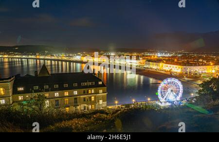 Llandudno's Victorian Pier an der Nordküste, mit dem Riesenrad und der Promenade im Hintergrund. Aufnahme im Oktober 2021. Stockfoto