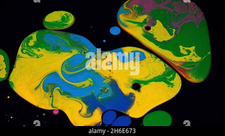 Fluide Art Hintergrund mit bunten Tönungen, flüssige Oberfläche. Erstaunliche Wirkung von Acrylfarben auf schwarzer Leinwand, Mischung verschiedener heller Farben. Stockfoto
