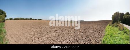 Ackerland im Sommer nach der Ernte. Erntefeld-Panorama. Stockfoto