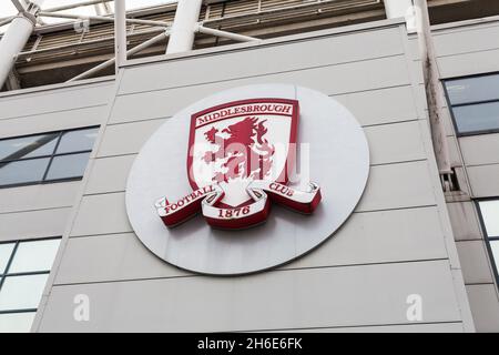 Das Riverside Stadium, Heimstadion des Middlesbrough Football Club, England, Großbritannien. Nahaufnahme des Vereinsabzeichens Stockfoto