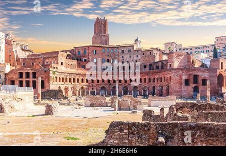 Schönes Trajans Forum bleibt bei Sonnenuntergang, Rom, Italien Stockfoto