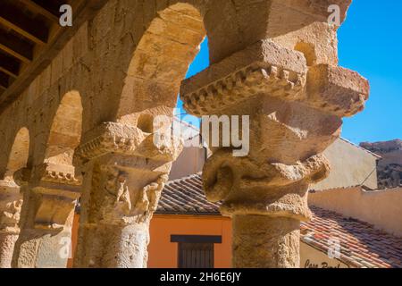 Hauptstädte des Atriums. Kirche San Miguel Arcangel, San Esteban de Gormaz, Provinz Soria, Castilla Leon, Spanien. Stockfoto