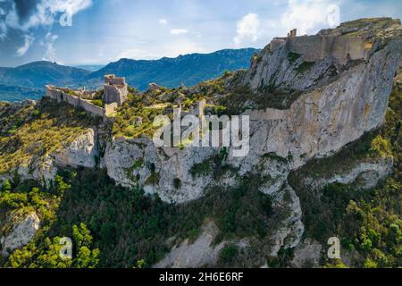 Luftaufnahme der mittelalterlichen Burg Peyrepertuse der Katharer in Südfrankreich Stockfoto