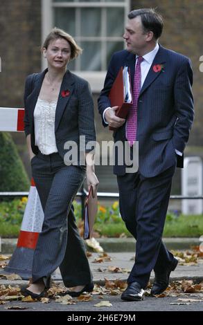 Filebild von Ed Balls und Yvette Cooper vom 28/10/08 Ed Balls wird Alan Johnson als Schattenkanzler ersetzen, nachdem er heute Abend seinen Rücktritt angekündigt hatte und Yvette Cooper die Shadow-Innenministerin werden wird. Stockfoto