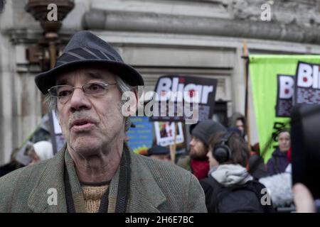 Der Schauspieler Roger Lloyd Pack stellte heute Morgen vor dem QEII-Konferenzzentrum in London vor, als der ehemalige britische Premierminister Tony Blair seine Beweise in der Chilcot Iraq Inquiry vorlegte. Stockfoto