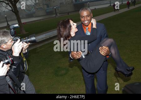 Die legendären Olympiateilnehmer Nadia Comaneci und Carl Lewis nehmen an diesem Morgen an einer Fotoveranstaltung in London Teil, um genau 500 Tage vor der Eröffnungszeremonie von London 2012 und dem Tag zu feiern, an dem der Bewerbungsprozess für Tickets für die Olympischen Spiele eröffnet wird. Stockfoto