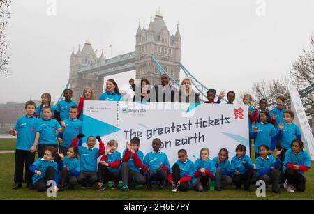 Die legendären Olympiateilnehmer Nadia Comaneci, Carl Lewis und Rebecca Adlington haben sich heute Morgen mit SebCoe und Boris Johnson bei einer Fotoveranstaltung in London zusammengetan, um genau 500 Tage vor der Eröffnungszeremonie von London 2012 und dem Tag zu markieren, an dem der Bewerbungsprozess für Tickets für die Olympischen Spiele eröffnet wird Stockfoto