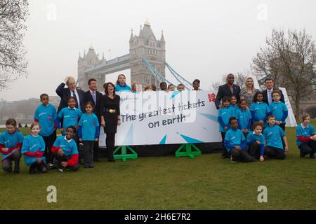 Die legendären Olympiateilnehmer Nadia Comaneci, Carl Lewis und Rebecca Adlington haben sich heute Morgen mit SebCoe und Boris Johnson bei einer Fotoveranstaltung in London zusammengetan, um genau 500 Tage vor der Eröffnungszeremonie von London 2012 und dem Tag zu markieren, an dem der Bewerbungsprozess für Tickets für die Olympischen Spiele eröffnet wird Stockfoto