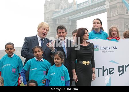 Die legendären Olympiateilnehmer Nadia Comaneci, Carl Lewis und Rebecca Adlington haben sich heute Morgen mit SebCoe und Boris Johnson bei einer Fotoveranstaltung in London zusammengetan, um genau 500 Tage vor der Eröffnungszeremonie von London 2012 und dem Tag zu markieren, an dem der Bewerbungsprozess für Tickets für die Olympischen Spiele eröffnet wird Stockfoto