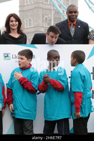 Die legendären Olympiateilnehmer Nadia Comaneci, Carl Lewis und Rebecca Adlington haben sich heute Morgen mit SebCoe und Boris Johnson bei einer Fotoveranstaltung in London zusammengetan, um genau 500 Tage vor der Eröffnungszeremonie von London 2012 und dem Tag zu markieren, an dem der Bewerbungsprozess für Tickets für die Olympischen Spiele eröffnet wird Stockfoto