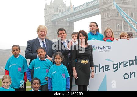 Die legendären Olympiateilnehmer Nadia Comaneci, Carl Lewis und Rebecca Adlington haben sich heute Morgen mit SebCoe und Boris Johnson bei einer Fotoveranstaltung in London zusammengetan, um genau 500 Tage vor der Eröffnungszeremonie von London 2012 und dem Tag zu markieren, an dem der Bewerbungsprozess für Tickets für die Olympischen Spiele eröffnet wird Stockfoto