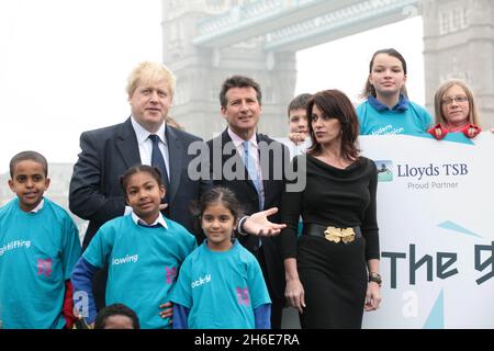 Die legendären Olympiateilnehmer Nadia Comaneci, Carl Lewis und Rebecca Adlington haben sich heute Morgen mit SebCoe und Boris Johnson bei einer Fotoveranstaltung in London zusammengetan, um genau 500 Tage vor der Eröffnungszeremonie von London 2012 und dem Tag zu markieren, an dem der Bewerbungsprozess für Tickets für die Olympischen Spiele eröffnet wird Stockfoto