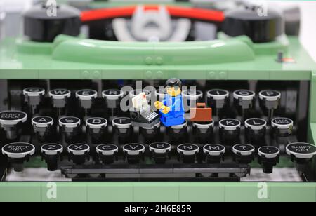 Arbeiter arbeiten an dem altmodischen Typerwriter Stockfoto