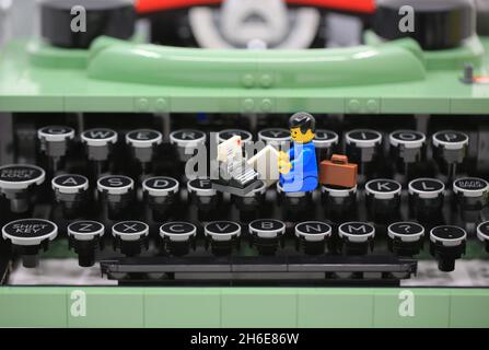 Arbeiter arbeiten an dem altmodischen Typerwriter Stockfoto