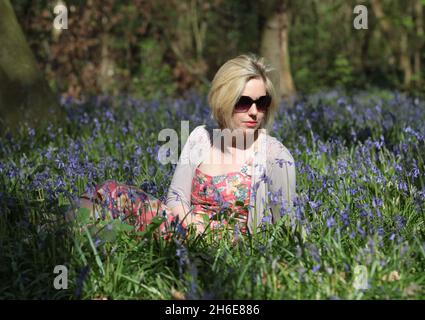 Eine Frau genoss an diesem Wochenende die frühen Bluebells im Wanstead Park im Osten Londons. In der Regel im Park bis Ende April gesehen, haben diese Jahre Ernte früh aufgrund der warmen Zauber des Wetters blühte. Der National Trust prognostizierte letzte Woche, dass Bluebells in ganz Großbritannien nach dem milden und trockenen Start ins Jahr 2011 mehr als einen Monat früher als im letzten Jahr blühen würden. Stockfoto
