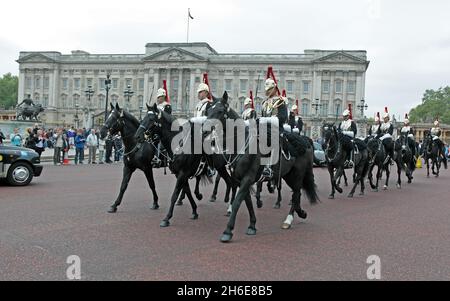 Die Blues & Royals des Household Cavalry Mounted Regiment reiten vor dem Buckingham Palace Stockfoto