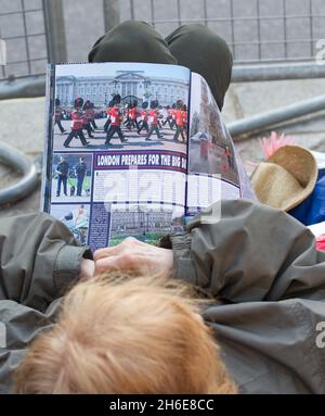 Ein Mitglied des öffentlichen Campings vor der Westminster Abbey liest vor der Royal Wedding am Freitag eine Ausgabe des Magazins „Hello“. Stockfoto