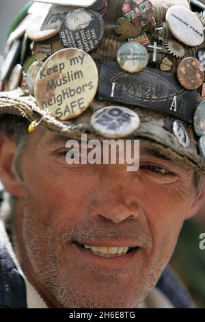 Aktenfoto vom 30/05/06. Der Friedensaktivist Brian Haw im Bild vor dem Amtsgericht der Bow Street. In einer Erklärung auf brianhaw.tv hieß es, dass Herr Haw gestern seinen Kampf mit Lungenkrebs verloren habe. Stockfoto