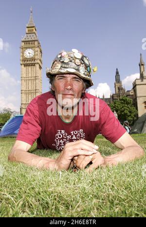 Aktenfoto vom 01/06/07. Der Friedensprotest Brian Haw, der am Vorabend dieses 6. Jahrestages seines permanenten Protestes auf dem Parliament Square in London in seinem Lager in Westminster abgebildet wurde. In einer Erklärung auf brianhaw.tv hieß es, dass Herr Haw gestern seinen Kampf mit Lungenkrebs verloren habe. Stockfoto