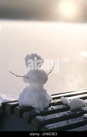 Kleiner Schneemann bei Sonnenlicht am Wintertag am Strand, Nahaufnahme Stockfoto