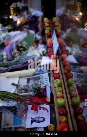 Steve Jobs stirbt – an diesem Abend wurden Kerzen angezündet und Tribute für den Mitbegründer von Apple, Steve Jobs, vor dem Apple Store in der Londoner Regent Street hinterlassen. Stockfoto