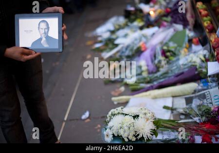 Steve Jobs stirbt – an diesem Abend wurden Kerzen angezündet und Tribute für den Mitbegründer von Apple, Steve Jobs, vor dem Apple Store in der Londoner Regent Street hinterlassen. Stockfoto