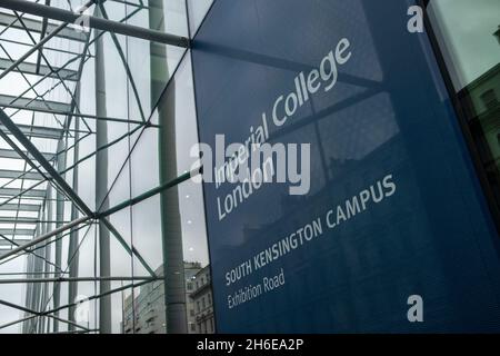 London - November 2021: Imperial College London, ein bekanntes Außenschild der britischen Universität am Campus-Gebäude in South Kensington Stockfoto