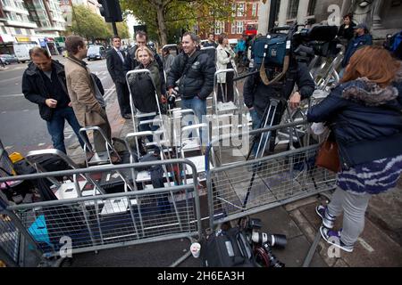 Journalisten und Fotografen warten vor dem Rathaus von Marylebone auf die Hochzeit von Paul McCartney und Nancy Shevell. Stockfoto