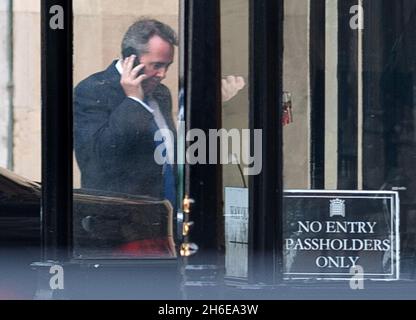 Verteidigungsminister Liam Fox plaudert auf seinem Handy, als er das Unterhaus verlässt, nachdem er Fragen über seine Freundschaft mit Adam Werrity beantwortet hat. Stockfoto