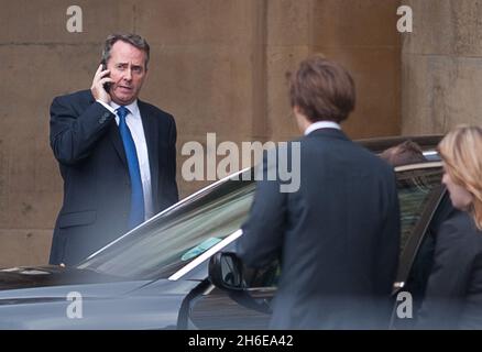 Verteidigungsminister Liam Fox plaudert auf seinem Handy, als er das Unterhaus verlässt, nachdem er Fragen über seine Freundschaft mit Adam Werrity beantwortet hat. Stockfoto