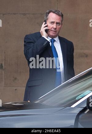 Verteidigungsminister Liam Fox plaudert auf seinem Handy, als er das Unterhaus verlässt, nachdem er Fragen über seine Freundschaft mit Adam Werrity beantwortet hat. Stockfoto