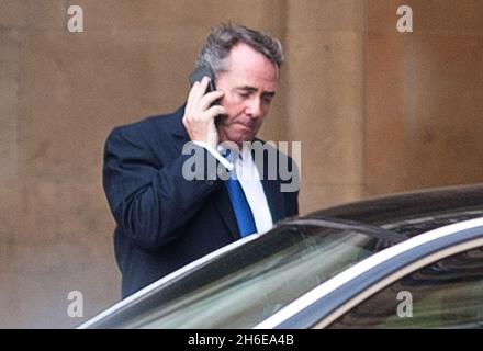 Verteidigungsminister Liam Fox plaudert auf seinem Handy, als er das Unterhaus verlässt, nachdem er Fragen über seine Freundschaft mit Adam Werrity beantwortet hat. Stockfoto