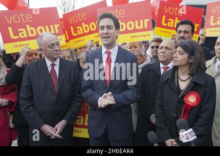 Die neue Abgeordnete Seema Malhotra mit dem Labour-Vorsitzenden Ed Miliband und Ken Livingstone heute Morgen in Feltham. Die Labour-Partei hat Feltham und Heston bei den Nachwahlen mit einer größeren Mehrheit gegenüber den Konservativen bequem gehalten. Stockfoto