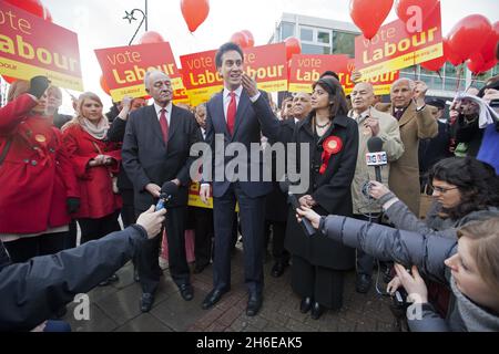 Die neue Abgeordnete Seema Malhotra mit dem Labour-Vorsitzenden Ed Miliband und Ken Livingstone heute Morgen in Feltham. Die Labour-Partei hat Feltham und Heston bei den Nachwahlen mit einer größeren Mehrheit gegenüber den Konservativen bequem gehalten. Stockfoto