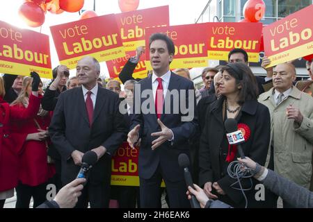 Die neue Abgeordnete Seema Malhotra mit dem Labour-Vorsitzenden Ed Miliband und Ken Livingstone heute Morgen in Feltham. Die Labour-Partei hat Feltham und Heston bei den Nachwahlen mit einer größeren Mehrheit gegenüber den Konservativen bequem gehalten. Stockfoto