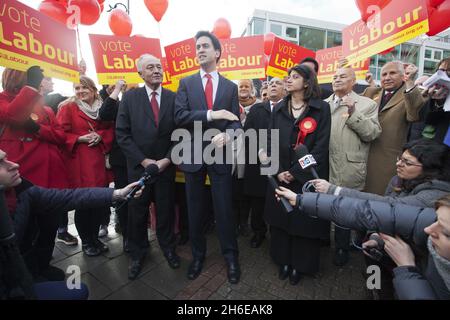 Die neue Abgeordnete Seema Malhotra mit dem Labour-Vorsitzenden Ed Miliband und Ken Livingstone heute Morgen in Feltham. Die Labour-Partei hat Feltham und Heston bei den Nachwahlen mit einer größeren Mehrheit gegenüber den Konservativen bequem gehalten. Stockfoto