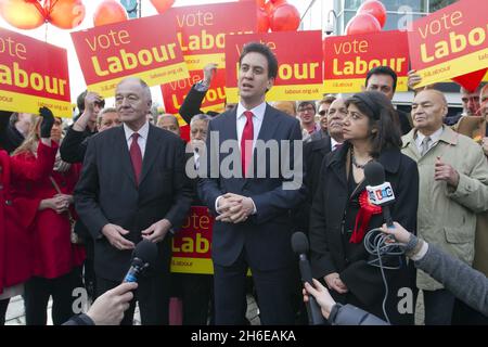 Die neue Abgeordnete Seema Malhotra mit dem Labour-Vorsitzenden Ed Miliband und Ken Livingstone heute Morgen in Feltham. Die Labour-Partei hat Feltham und Heston bei den Nachwahlen mit einer größeren Mehrheit gegenüber den Konservativen bequem gehalten. Stockfoto