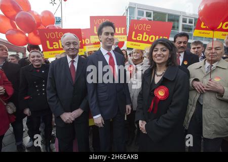 Die neue Abgeordnete Seema Malhotra mit dem Labour-Vorsitzenden Ed Miliband und Ken Livingstone heute Morgen in Feltham. Die Labour-Partei hat Feltham und Heston bei den Nachwahlen mit einer größeren Mehrheit gegenüber den Konservativen bequem gehalten. Stockfoto