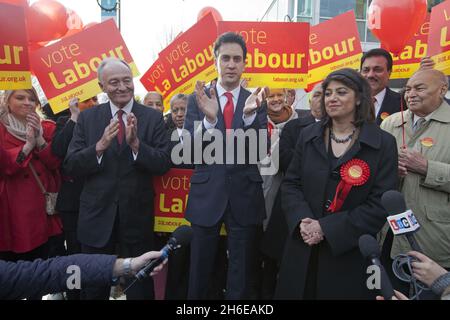 Die neue Abgeordnete Seema Malhotra mit dem Labour-Vorsitzenden Ed Miliband und Ken Livingstone heute Morgen in Feltham. Die Labour-Partei hat Feltham und Heston bei den Nachwahlen mit einer größeren Mehrheit gegenüber den Konservativen bequem gehalten. Stockfoto
