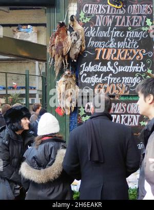 Last Minute Weihnachtseinkäufer in Borough Market, London. Stockfoto