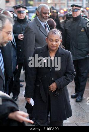 Doreen und Neville Lawrence, die heute Abend vor dem Old Bailey in London abgebildet wurden, nachdem Gary Dobson und David Norris für schuldig befunden wurden, 1993 ihren Sohn Stephen Lawrence in Eltham ermordet zu haben. Stockfoto