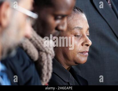 Doreen Lawrence stellte sich heute Abend vor dem Old Bailey in London vor, nachdem Gary Dobson und David Norris für schuldig befunden wurden, 1993 ihren Sohn Stephen Lawrence in Eltham ermordet zu haben. Stockfoto