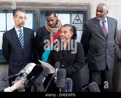 Doreen und Neville Lawrence, die heute Abend vor dem Old Bailey in London abgebildet wurden, nachdem Gary Dobson und David Norris für schuldig befunden wurden, 1993 ihren Sohn Stephen Lawrence in Eltham ermordet zu haben. Stockfoto